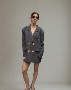 szürke zakóruha csattal s/m